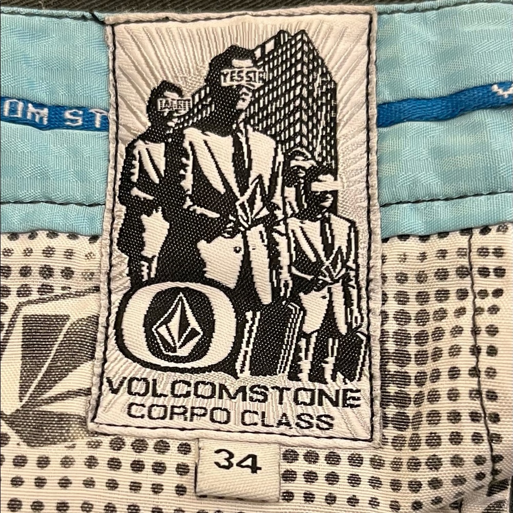 Vintage Volcom knee-length skate-shorts - Picture 3 of 4